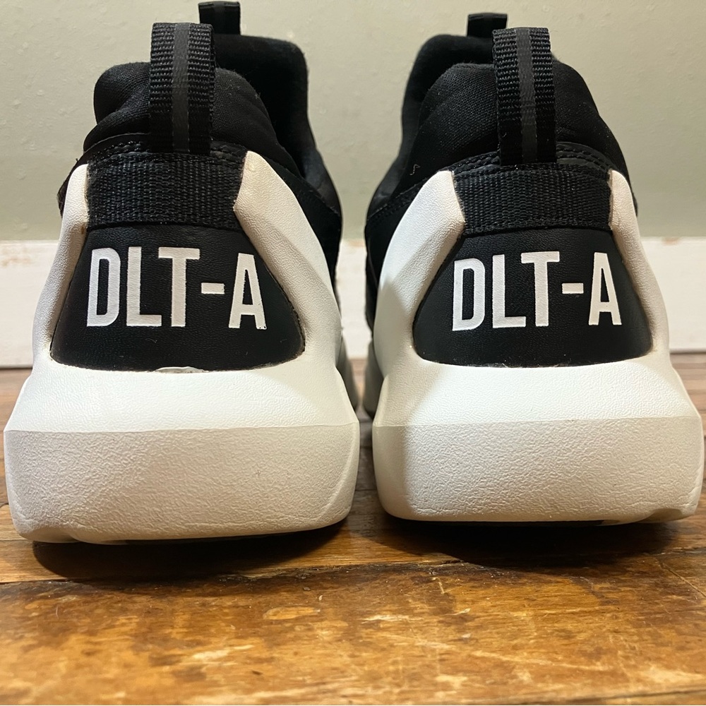 Sketchers, DLT – A women’s size 6
